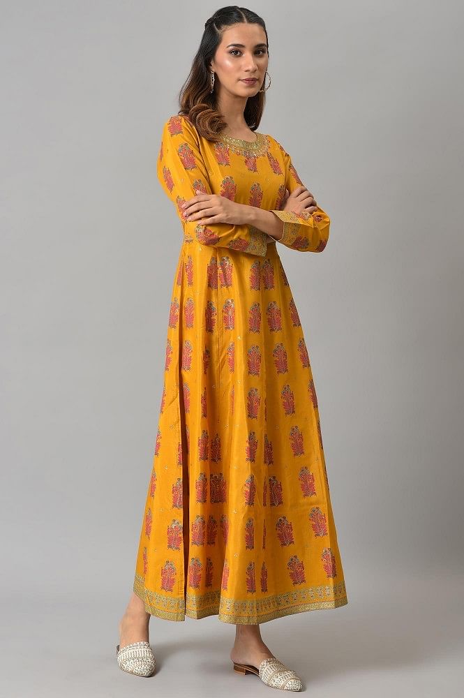 Sunshine yellow Mysore silk sovale uparane set with intricate Peacock –  Soyara Ethnics Studio