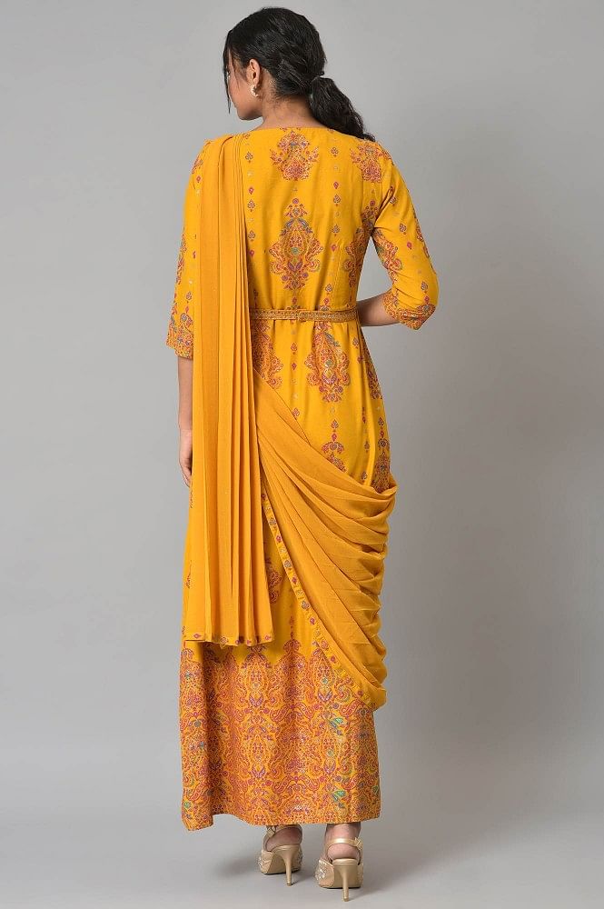 Purani sari se beautiful dress design #punjabi design #suits #fashion dress  #dress#stitching #sewing #blouse #gown#crossstitching… | Instagram