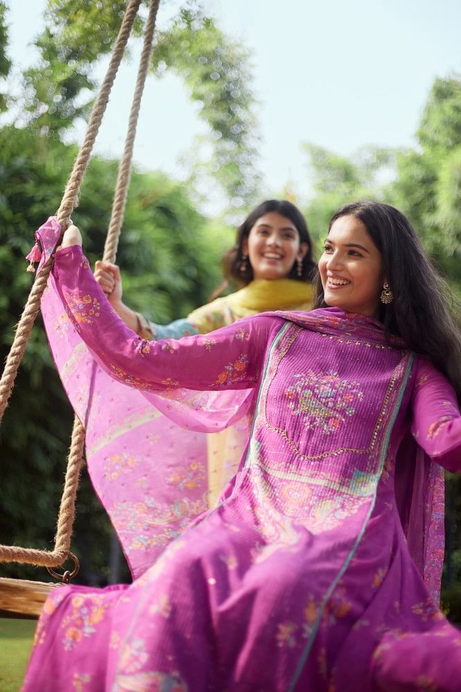 Poses in kurta suit for shy girls 🤌🏻💙🦋 | Spotlight on Snapchat